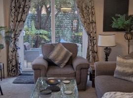 Stunning Fir Tree Corner 3 bedroom detached Executive house ideal wedding guest family home with free drive way CCTV parking for 2 vehicles or LWB Van M5 1 mile away dogs welcome by prior arrangement，位于伍斯特的酒店