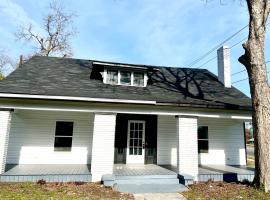 Very spacious remodeled home near downtown，位于克兰顿的酒店