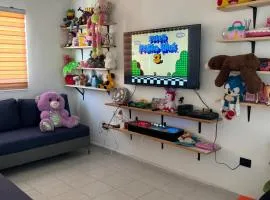 Casa completa, 4 dormitorios, 7 camas dobles, 3 sofá cama, 3 baños 1 en planta baja, cocina equipada, consola Arcade, asador, juguetes para niños, plancha, secadora, cafetera, etc, fraccionamiento privado, zona de vías rápidas y toallas
