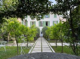 Old town-Exceptional Apartment-in absolute calm，位于昂蒂布的酒店