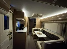 Idyllisk soveplass i campingvogn på Kvaløya