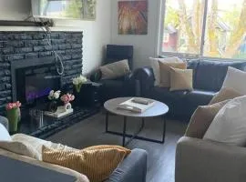 Quiet-comfy 3 bedroom house on a tree lined street in Kitsilano