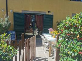 Casa al mare con giardino "Garden House", 2 km spiaggia golfo di Baratti & parco archeologico，位于巴拉蒂的酒店