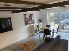 House overlooking the countryside and close to the city，位于米泽尔法特的乡村别墅