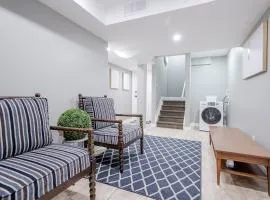 Bright Modern 1BR Suite Kitchen Workspace Smart TV