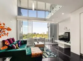 Spacious 1 bedroom mezzanine apartment with large bath views 2 free parking spots