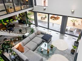 Stylish Loft with Industrial Charm，位于Kortenberg的酒店