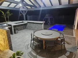 Évasion Créole Détente tropicale avec piscine, jacuzzi et plage à proximité!