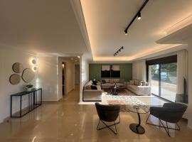 Spacious 3BR Retreat w Terrace & Garden Oasis，位于Beit Meri的酒店