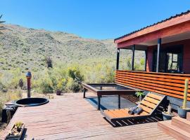 The Cactus Deck by Matilo Cabins Klein Karoo R62 with Hot-tub，位于卡利茨多普的酒店