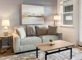 Landing Beautiful 2BD Gym Pool