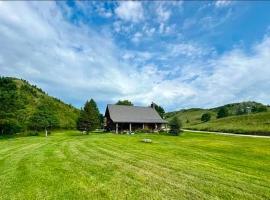 Sandhills Retreat minutes from downtown Valentine，位于瓦伦泰因的酒店