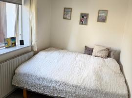 Hyggeligt Værelse med fælles opholdsrum og toilet，位于Lunderskov的酒店