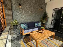 The Carnival Residence at Queens Park Savannah，位于西班牙港的酒店