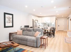 Peaceful Modern Retreat - Flexible Stays - Bow NH，位于Sterling Place Heliport的酒店