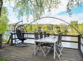 Riverside Villa with Private Jetty and Scenic Views，位于Hjältan的酒店