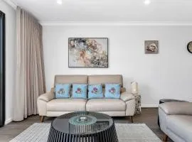 Harbourside Haven, Panoramic Views, Luxury, Wi-Fi, Beachside Location