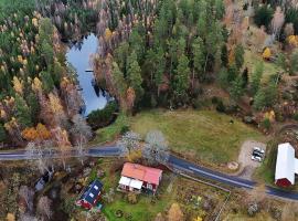 Historic Log House By Forest And Lake In Småland，位于拉姆克维拉的酒店