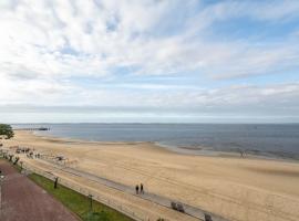 Studio cabine avec balcon, parking privé, accès direct plage, proche centre ville - FR-1-319-44，位于阿卡雄的酒店