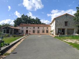 Gîte à la ferme - 10 personnes，位于Saint-Aubin-le-Cloud的酒店