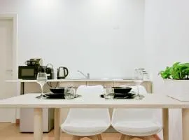 Les Trois Merveilles Grey Lewis