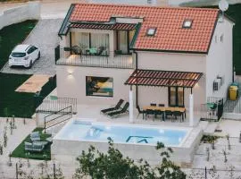 Beautiful Casa Vitale with pool in Tinjan