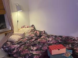 Tiny house at Enhrna，位于Sandviken的酒店