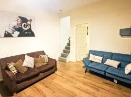 Leyland Town Centre Quiet Hub 2 bedroom 4 beds superfast WIFI free parking close to station and High Street