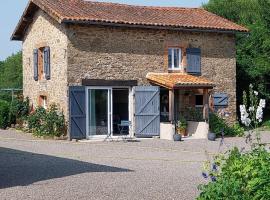 Beautiful 2 bed cottage with swimming pool，位于Pagéas的酒店