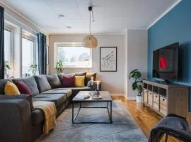 Guestly Homes - Spacious Top Floor 2BR Residence