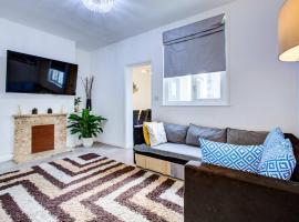 Newly Refurbished 3 Bed 2.5 Bath House in Staines，位于斯坦斯的酒店