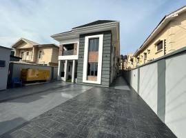 Crown Exquisite Apartment Magodo，位于Olowoira的带停车场的酒店