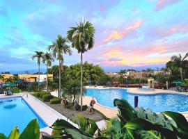 APARTAMENTOS Y CASAS de 2 y 3 HABITACIONES en Condominio Campestre con 4 Piscinas, zacuzzi y Sauna a 5m del Aeropuerto y el Parque del Café by Molca Travel，位于亚美尼亚的酒店