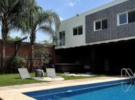 Villa privada con alberca cerca del aeropuerto，位于El Zapote的酒店