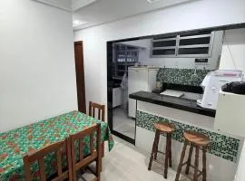 Apartamento compacto a cem metros da praia