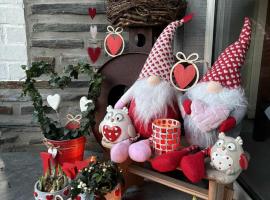 La Milardi&egrave;re Chambres d'H&ocirc;tes B&B，位于特镇的带泳池的酒店