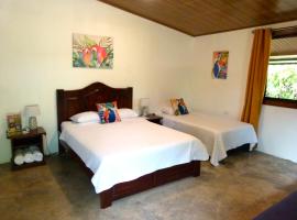 Naranjo Ferry & Roadside B&B，位于Lepanto的酒店