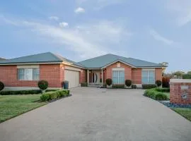 Golf Course Retreat, 3BR Family Home with Stunning Views