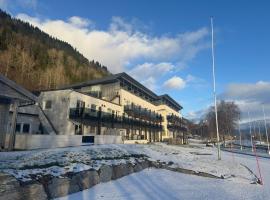 Oppheim Mountain Resort - Pool, Sauna & Lake!，位于&Oslash;yjordi的带泳池的酒店