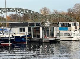 Hausboot Loreen im Altstadthafen Spandau，位于柏林的酒店