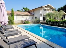 VILLA LES OLIVIERS, piscine chauffée XXL, jardin de 2500m2, ping pong, proche plage et lac，位于莱昂的酒店
