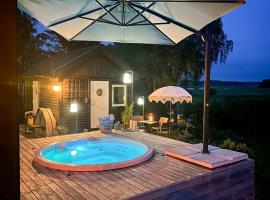 Three Connected Houses Near Öregrund Harbor，位于厄勒格伦德的酒店