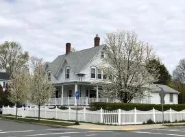 Victorian Near Beaches, 2nd Floor of 2 Family Home