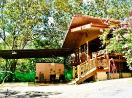 Cabaña Colibrí - Parking，位于Sarchí的酒店