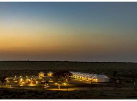 Golden Dunes A Luxury Desert camp Jaisalmer，位于山姆的酒店