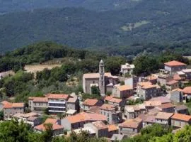 Maison de village typique en Corse mer montagne