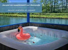 Cottage flottant Premium terrasse Jacuzzi privé en supplément près de Dijon，位于Ouges的酒店