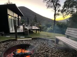 Sunset View House - Rustic Outdoor Bathhouse, Walk to Town