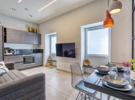 Stylish 1-Bedroom Apartment Just 5 Minutes from Valletta by Ferry，位于莫斯塔的酒店