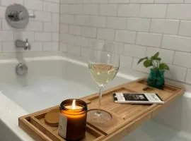 Modern apt in Cincy stadiums and with river views